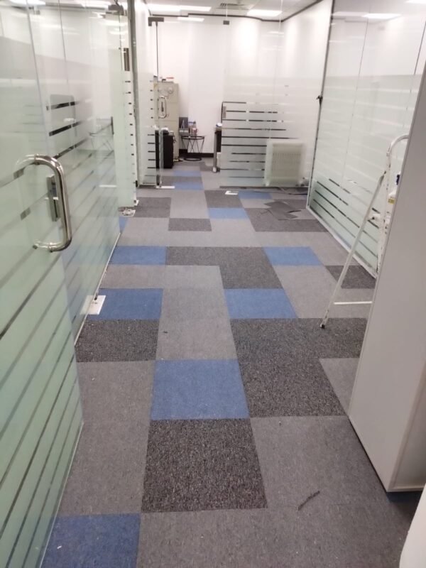 موكيت بلاط 50×50 عملي بتصاميم أنيقة من مفروشات وأرضيات السريع بالرياض موكيت مغروشات السريع