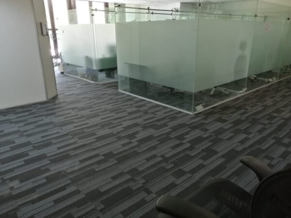 موكيت بلاط 50×50 عملي بتصاميم أنيقة من مفروشات وأرضيات السريع بالرياض موكيت مغروشات السريع