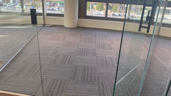 موكيت بلاط 50×50 عملي بتصاميم أنيقة من مفروشات وأرضيات السريع بالرياض موكيت مغروشات السريع