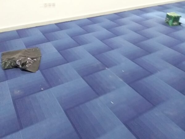 موكيت بلاط 50×50 عملي بتصاميم أنيقة من مفروشات وأرضيات السريع بالرياض موكيت مغروشات السريع