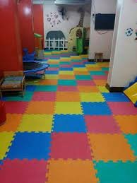 أرضيات فينيل فاخرة وعملية - مفروشات وأرضيات السريع بالرياض أرضيات فينيل عصرية بألوان خشبية وأنيقة من مفروشات وأرضيات السريع بالرياض